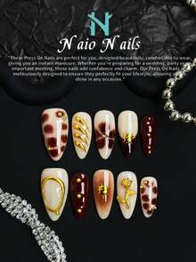 NAIO 这款10片装的Y2K复古风手工杏仁形美甲贴纸，采用裸色和酒红色法式甲尖设计，并饰以金色不对称金属液体图案。此外，还点缀有3D合金玫瑰和金色珠子。这款美甲贴纸非常适合女性和女孩日常使用，也适用于派对、庆典和其他场合。随附的工具包使其成为送给女性和女孩的绝佳礼物。 - 彩色 - 查看 4