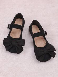 Breezelady American Women Love These Black Mary Jane Flats With Bows. Made Of Soft Suede, They Feature A Sweet Bow And Easy-To-Put-On, Adjustable Buckle Closure. These Flats Are Incredibly Comfortable To Walk In, Perfect For School, Shopping, Or Dates. They're Perfect For Students And New Professionals Looking For A Sweet Look. Wear Them For Everyday Outings And Casual Occasions For A Girly Vibe! - màu đen - Xem 6