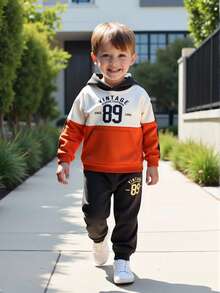 2 件小男孩三色拼布大口袋连帽扎染运动衫和数字扎染运动裤，适合户外运动、日常外出、公园玩耍和上学。