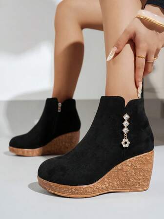 Women's Autumn/Winter New Arrival Wedge Ankle Boots, Black Suede Upper With Side Zipper Closure, Wedge Heel With Rubber Sole And Woven Texture Decor, Diamond And Flower Rhinestone Embellishments On Side, Fashionable And Warm, Suitable For Dresses And Pants