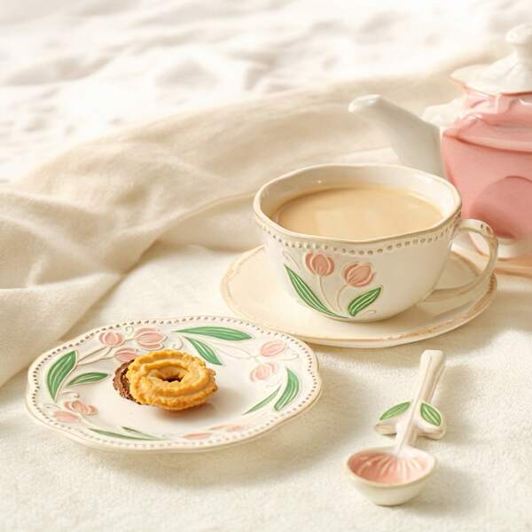 Service de tasse à café et soucoupe en tulipe embossée rétro français, tasse à thé d'après-midi en céramique européenne de palais avec sous-glaçure de couleur en relief fait main, rituel de vie exquis, idéal pour offrir en cadeau