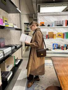 女士秋季新款通勤夹克，复古格纹图案，立领，直筒廓形，插肩袖，前部纽扣，斜插口袋，宽松版型，长款风衣 - 咖啡棕 - 查看 6