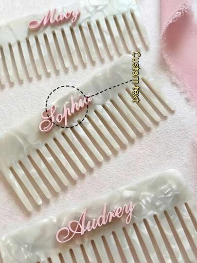 1 pieza Peine personalizado elegante para dama con nombre personalizado - Peine de masaje - Cepillo de pelo vintage de dientes anchos - Perfecto para novia, dama de honor, vacaciones, cumpleaños - El regalo perfecto para ella. Un cepillo de pelo de moda - Ideal para ocasiones especiales, puede servir como recuerdo o joya. Este peine de masaje del cuero cabelludo está hecho de material de fibra de acetato con función anti-frizz.