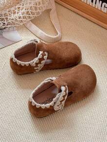 Ein Paar Mädchen-Stil gewebte dekorative Wildleder-Schuhe mit Schnallen, Niedriger Schaft, flach und im Retro-Stil, geeignet für den täglichen Gebrauch und leichte gesellige Anlässe