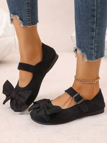 Breezelady American Women Love These Black Mary Jane Flats With Bows. Made Of Soft Suede, They Feature A Sweet Bow And Easy-To-Put-On, Adjustable Buckle Closure. These Flats Are Incredibly Comfortable To Walk In, Perfect For School, Shopping, Or Dates. They're Perfect For Students And New Professionals Looking For A Sweet Look. Wear Them For Everyday Outings And Casual Occasions For A Girly Vibe! - màu đen - Xem 5