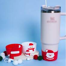 مجموعة إكسسوارات كوب شجرة الميلاد 2 قطعة (تناسب أكواب 30 أونصة و40 أونصة) - تشمل أغطية قش سيليكون 10 مم وأحذية القش، بتصاميم رنة وسانتا كلوز والثلج، هدية عيد الميلاد المثالية للنساء، مجموعة ديكور سيليكون احتفالية