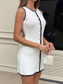 FOR BEAUTY V领金属纽扣无袖休闲简约街头风通勤轻薄针织短裙，春夏新年款 - 白色拼黑邊 - 查看 4