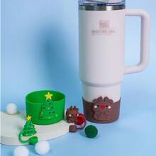 مجموعة إكسسوارات كوب شجرة الميلاد 2 قطعة (تناسب أكواب 30 أونصة و40 أونصة) - تشمل أغطية قش سيليكون 10 مم وأحذية القش، بتصاميم رنة وسانتا كلوز والثلج، هدية عيد الميلاد المثالية للنساء، مجموعة ديكور سيليكون احتفالية