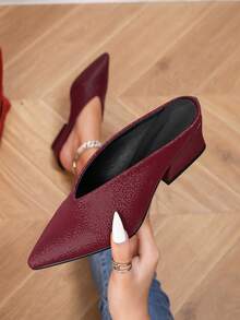 عنابي اللون