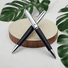 1 caneta esferográfica de metal giratória luxuosa (embalagem de Pu), tinta sem manchas/adequada para tarefas escolares, reuniões de negócios e uso ao ar livre/perfeita para estudantes/empresários e para presentear - design moderno