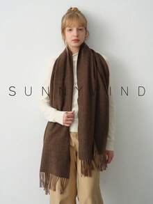 1条女士纯色多功能围巾，适合通勤和日常搭配连衣裙使用。