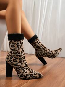 2024 خريف/شتاء بوت كاحل بكعب عالي مصنوعة من الأقمشة المحبوكة بطراز أوروبي وأمريكي لأحجام كبيرة للنساء، موضة بوت منتصف الساق بكعب سميك وأصبع بوت مدبب