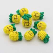 5/10/20/50/100 pezzi Ciondolo a fragola realizzato a mano all'uncinetto | Ciondoli in lana lavorata a maglia rossa e verde, adatti per portachiavi, accessori per telefono e fai-da-te - decorazione regalo perfetta per il compleanno, ciondoli per borse, design giocoso, texture in tessuto, accessori all'uncinetto, ottimi per il Ringraziamento