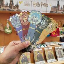 Harry Potter 5个/包官方学院主题书签 - 正版魔法世界收藏玩具，包含定制夹子。采用优质材料制成，饰有生动的学院徽章（狮子、蛇），经久耐用。是收藏展示、书签或玩具套装的理想搭配，也是送给粉丝和收藏玩具爱好者的完美礼物。 - 彩色 - 查看 3