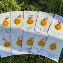 5件套活力太阳钥匙扣，迷你包包挂饰，附赠励志太阳贺卡，适合作为鼓励礼物送给家人、朋友、同事和员工，也是一份充满正能量的礼物。 - 彩色 - 查看 2