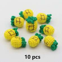 5/10/20/50/100 pezzi Ciondolo a fragola realizzato a mano all'uncinetto | Ciondoli in lana lavorata a maglia rossa e verde, adatti per portachiavi, accessori per telefono e fai-da-te - decorazione regalo perfetta per il compleanno, ciondoli per borse, design giocoso, texture in tessuto, accessori all'uncinetto, ottimi per il Ringraziamento