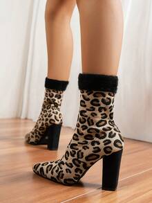 2024 خريف/شتاء بوت كاحل بكعب عالي مصنوعة من الأقمشة المحبوكة بطراز أوروبي وأمريكي لأحجام كبيرة للنساء، موضة بوت منتصف الساق بكعب سميك وأصبع بوت مدبب