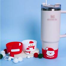 مجموعة إكسسوارات كوب شجرة الميلاد 2 قطعة (تناسب أكواب 30 أونصة و40 أونصة) - تشمل أغطية قش سيليكون 10 مم وأحذية القش، بتصاميم رنة وسانتا كلوز والثلج، هدية عيد الميلاد المثالية للنساء، مجموعة ديكور سيليكون احتفالية