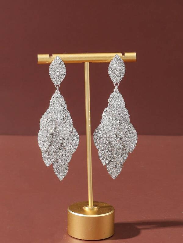 زوج من أقراط الأوراق البلورية، إكسسوار عادي وأنيق