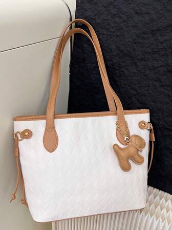 [Dainty Check | Declarations Tote Bag] Bordado de cuadros delicados X Lindo colgante de mascota definen la suave estética de conmutación del núcleo de curación. Puntos de clave: Tela de bordado de cuadros delicados, asa marrón y detalles a juego del cordón, combinación de colores que reproduce armoniosamente la elegancia retro. El diseño de cordón doble ajusta la capacidad de manera flexible.