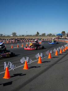 36 件，顶部带孔的赛车交通锥，黑白格子旗，彩色图案，赛车主题旗帜，适用于赛车生日派对用品、生日派对装饰、桌面中心装饰、派对背景装饰 - 彩色 - 查看 8