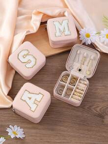 1 pieza Caja de joyería personalizable con letra, Caja de joyería de viaje DIY, Bolsa de almacenamiento de joyas, Caja de joyería de cuero, Caja de viaje portátil, Caja de joyería de perlas falsas, Caja de joyería de viaje de verano, Material de PU impermeable y a prueba de humedad, Caja de almacenamiento de perfumes, Caja de regalo para damas de honor, Mini caja de joyas para aretes, collares y anillos, Caja de joyería de cuero PU, Caja de joyería portátil creativa, Caja de regalo para aretes, Decoración de baño para vacaciones, Bolsa de maquillaje, Artículo de viaje esencial - Multicolor - Ver 4