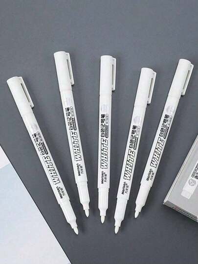 1-12 piezas disponibles, Bolígrafo marcador blanco (impermeable, de secado rápido, apto para vidrio, pizarra, metal, superficies de plástico, graffiti de vuelta a la escuela DIY/publicidad pintura a mano/diseño de tarjetas de felicitación, punta fina, apto para tela, madera y pintura de arte a base de aceite, bolígrafo de graffiti no penetrante, papelería impermeable, bolígrafo marcador blanco de secado rápido perfecto para graffiti, publicidad en vidrio y resaltado de tarjetas de felicitación!