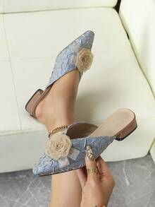 Zuecos de punta afilada con base azul y flores doradas en 3D, de estilo romántico francés, de tacón bajo, elegantes para reuniones y fiestas