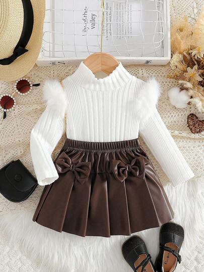 2 件装女婴简约高领长袖 T 恤和百褶裙套装，适合外出