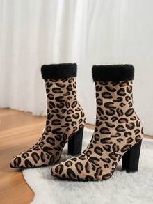 2024 خريف/شتاء بوت كاحل بكعب عالي مصنوعة من الأقمشة المحبوكة بطراز أوروبي وأمريكي لأحجام كبيرة للنساء، موضة بوت منتصف الساق بكعب سميك وأصبع بوت مدبب