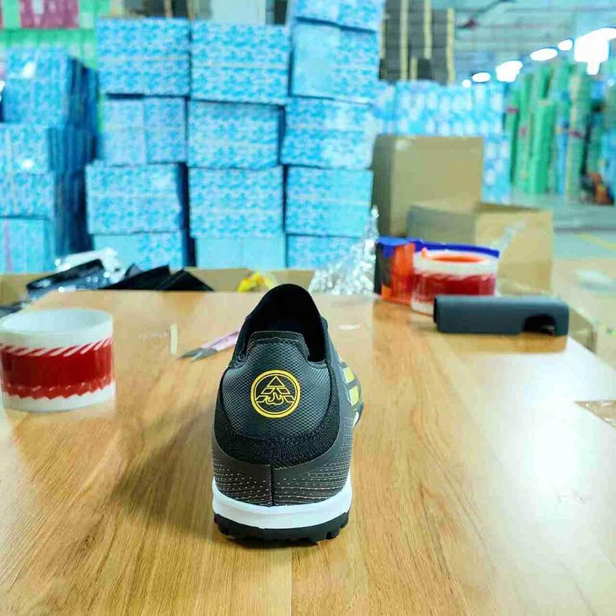 Zapatos de fútbol para hombres, zapatos de fútbol sala para mujeres, zapatos de césped artificial para béisbol, zapatos de rugby para adultos y jóvenes, botas de fútbol con tacos grandes y pequeños para AG TF