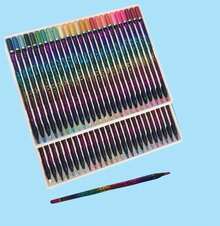 SET DE 50 LAPICES DE COLORES CON DECORACIÓN METÁLICA, QUE TAMBIEN PINTAN EN SUPERFICIES OSCURAS CON MINA DE 4MM., QUE PERMITE APRECIAR LOS DIFERENTES MATICES, Y TONOS QUE DAN VIDA A TODO LO QUE SE DESEE COLOREAR, SU ESTUCHE COLOR NEGRO CON MANDALA, LO HACEN ELEGANTE E IDEAL PARA CONSERVARLOS EN SU MISMO EMPAQUE - Negro - Ver 4