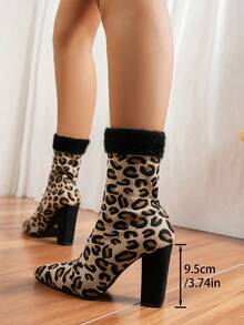 2024 خريف/شتاء بوت كاحل بكعب عالي مصنوعة من الأقمشة المحبوكة بطراز أوروبي وأمريكي لأحجام كبيرة للنساء، موضة بوت منتصف الساق بكعب سميك وأصبع بوت مدبب