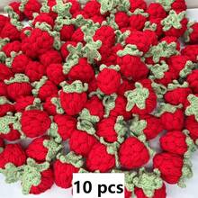 5/10/20/50/100 pezzi Ciondolo a fragola realizzato a mano all'uncinetto | Ciondoli in lana lavorata a maglia rossa e verde, adatti per portachiavi, accessori per telefono e fai-da-te - decorazione regalo perfetta per il compleanno, ciondoli per borse, design giocoso, texture in tessuto, accessori all'uncinetto, ottimi per il Ringraziamento