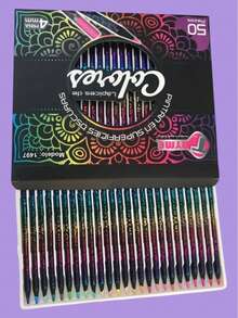 SET DE 50 LAPICES DE COLORES CON DECORACIÓN METÁLICA, QUE TAMBIEN PINTAN EN SUPERFICIES OSCURAS CON MINA DE 4MM., QUE PERMITE APRECIAR LOS DIFERENTES MATICES, Y TONOS QUE DAN VIDA A TODO LO QUE SE DESEE COLOREAR, SU ESTUCHE COLOR NEGRO CON MANDALA, LO HACEN ELEGANTE E IDEAL PARA CONSERVARLOS EN SU MISMO EMPAQUE - Negro - Ver 3