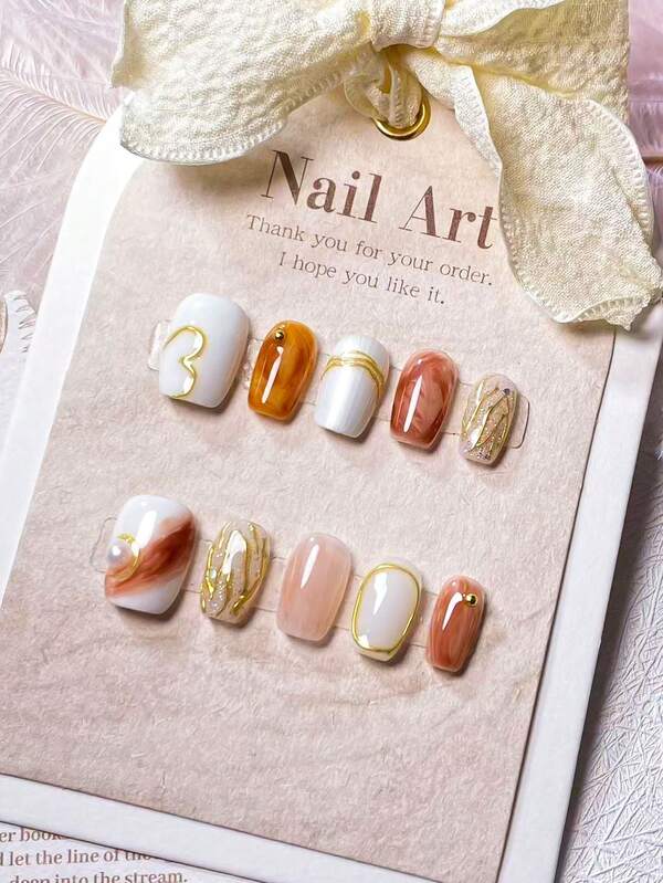 10 handgefertigte Nagelextensionen im Barockstil, reinweiß mit einem ätherischen Glanz und marmorähnlicher Schattierung. Mit natürlichen und glatten Kanten, perfekt für Freundinnen, Ehefrauen, Frauen und Mädchen.