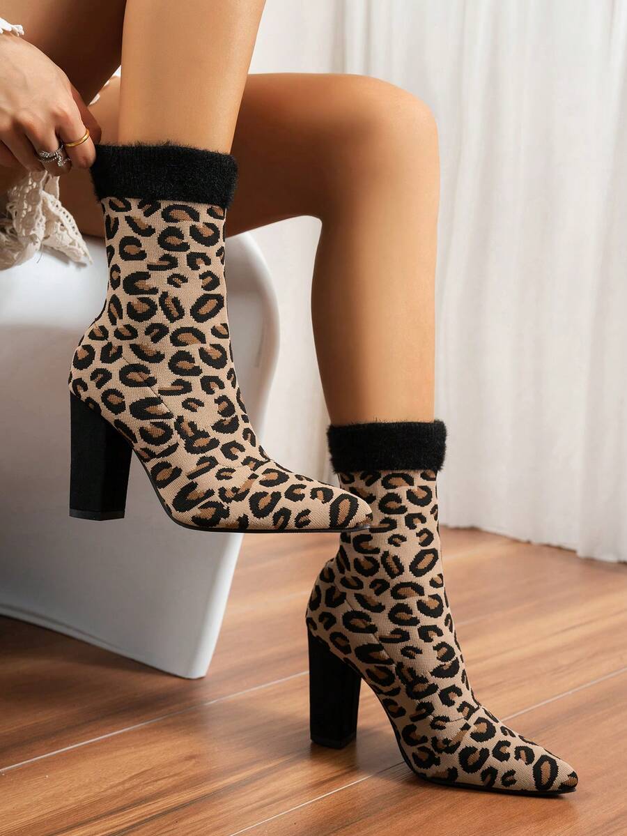 2024 خريف/شتاء بوت كاحل بكعب عالي مصنوعة من الأقمشة المحبوكة بطراز أوروبي وأمريكي لأحجام كبيرة للنساء، موضة بوت منتصف الساق بكعب سميك وأصبع بوت مدبب