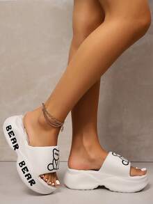 时尚女士可爱卡通熊印花 EVA 模压舒适、轻便、耐用、防滑休闲露趾拖鞋，适合春夏季高跟鞋，可在户外或海滩穿着，适用于日常生活、海滩散步、工作和各种场合 - 白色 - 查看 3