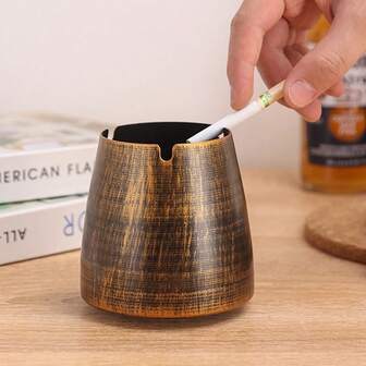 1 Set Metal Lid Ashtray, Round Iron Ashtray With Non-Slip Base, Creative Covered Windproof Large Ashtray - Suitable For Cigars, Home, Office Or Balcony Decor