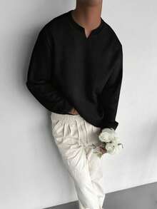 男士黑色纹理长袖T恤，竖条纹面料，简约V领，宽松版型，适合日常穿着，复古风格 - 黑色 - 查看 3