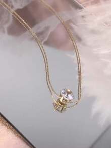 Collar minimalista de mujer con solitario de circonita cúbica dorada - Joyería delicada para uso diario