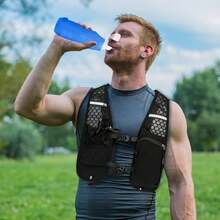 男女通用跑步背心，配备2升水袋，骆驼牌水袋背包，可调节透气跑步水袋背心，带功能性口袋（手机袋），透气跑步背包，手机袋，水壶袋，可调节越野跑背包，适用于马拉松、徒步、骑行
