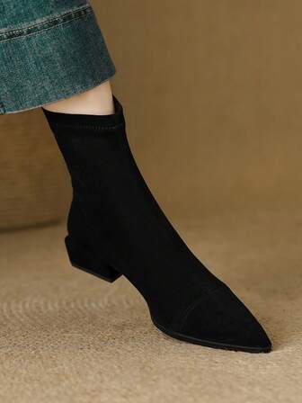 Francuskie, szpiczaste, elastyczne, dopasowane, zamszowe botki do kostki na grubym obcasie i średnim obcasie, dopasowane i pochlebne, odpowiednie na jesień