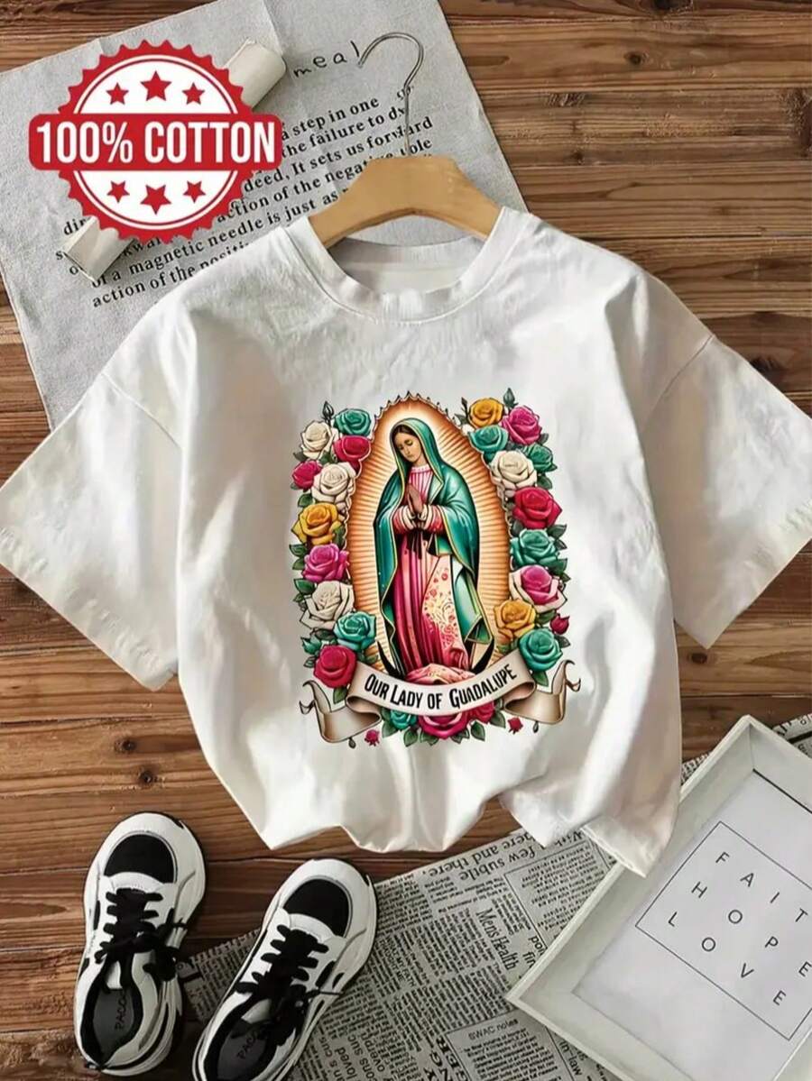 Playera Oversize Blanca para Mujer con Estampado Artístico de la Virgen de Guadalupe entre Rosas Multicolor y Detalles Inspirados en la Devoción Mexicana, Elaborada en Algodón Suave con Corte Amplio y Diseño Moderno que Combina Espiritualidad, Cultura y Estilo Contemporáneo para un Look con Identidad y Encanto Atemporal - Blanco - Ver 1