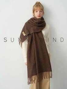 1条女士纯色多功能围巾，适合通勤和日常搭配连衣裙使用。