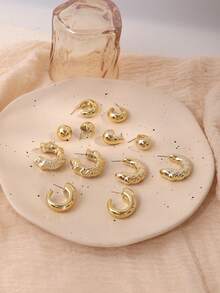 Set elegant de 12 cercei rotunzi în formă de C - Modele plisate și lucioase, perfecte pentru ținute casual și petreceri