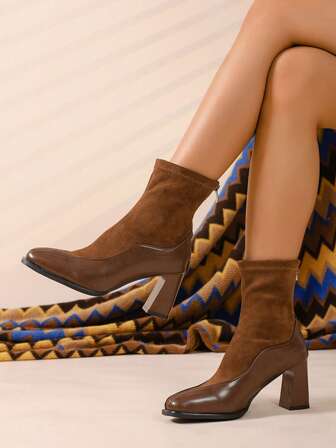 Botas de media pantorrilla de moda para mujer con parches, nuevas botas de otoño de estilo retro marrón casual con suela gruesa y cuña, de estilo occidental, cómodas y planas para otoño e invierno.