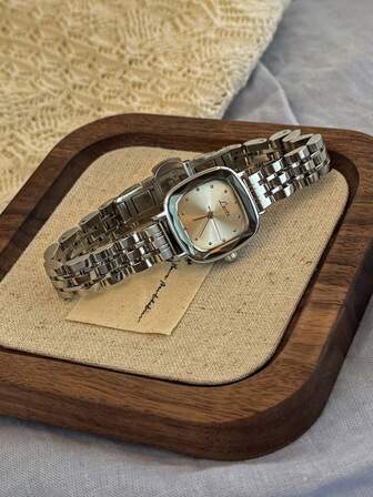 1 新款金色法国经典复古风格高端优雅小巧精致女士石英腕表，搭配高端实心不锈钢表带和蝴蝶扣，时尚文艺休闲简约小众设计气质迷人，并配有表带调节工具，适合日常佩戴和生日礼物