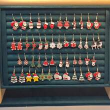 Juego de aretes colgantes y de gota de aleación con temática navideña - 50 piezas con diseños de Papá Noel, copos de nieve y renos con ganchos de acero inoxidable, aretes de estilo de dibujos animados para uso diario y regalos navideños, sin mosaico, temporada de invierno