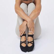 4 双女士防滑瑜伽袜 - 专业抓地力，适合跑步、健身、普拉提、芭蕾和自由体操 - 多种颜色（黑色、粉色、灰色） - 带足弓支撑和脚踝垫 - 送给舞者和健身爱好者的理想礼物，训练必备 - 耐用材质 - 彩色 - 查看 7